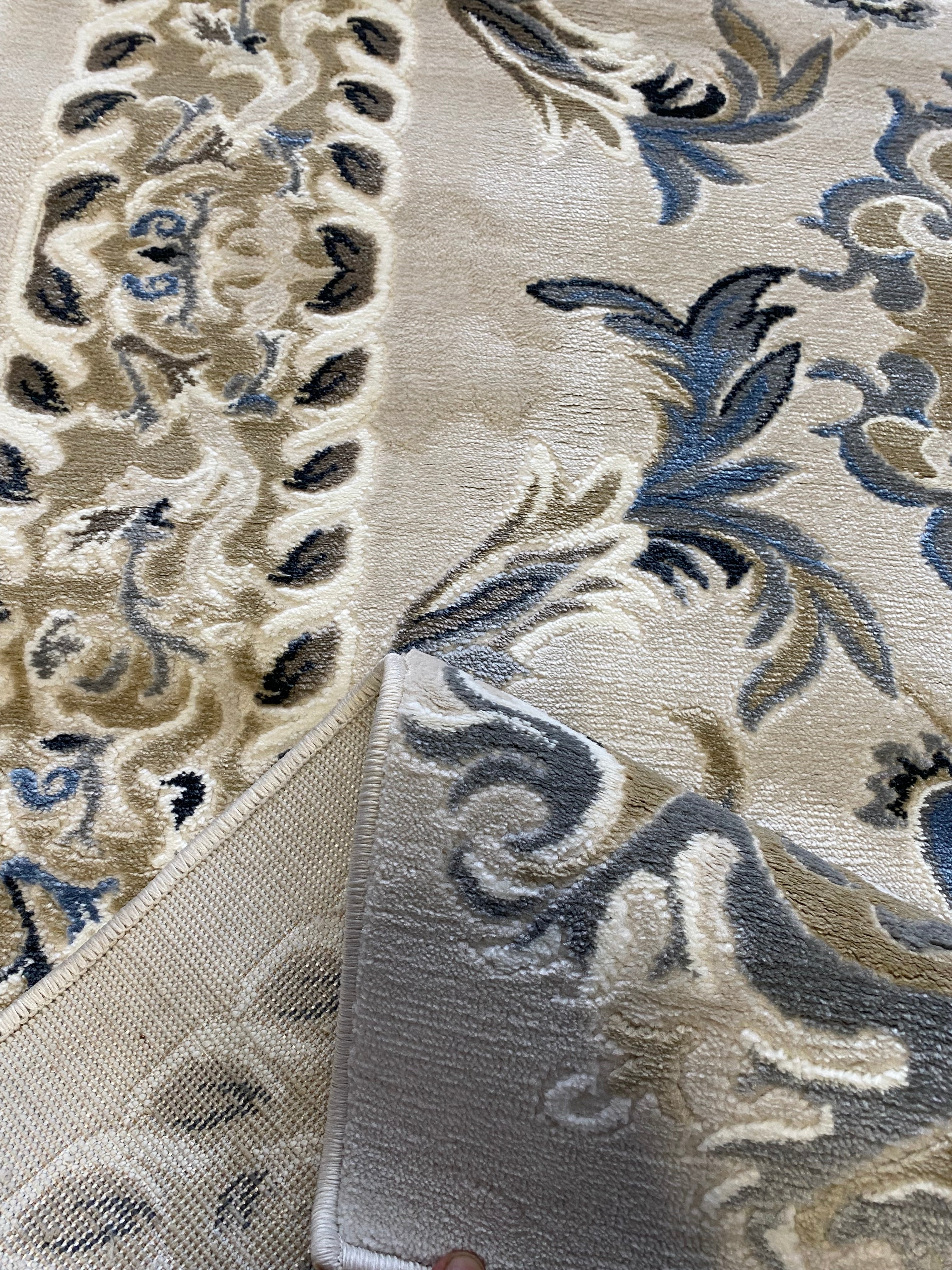 Alfombra Clásica Beige/Azul con Rosetón en Relieve – Tapis Classique Beige/Bleu à Médaillon Sculpté