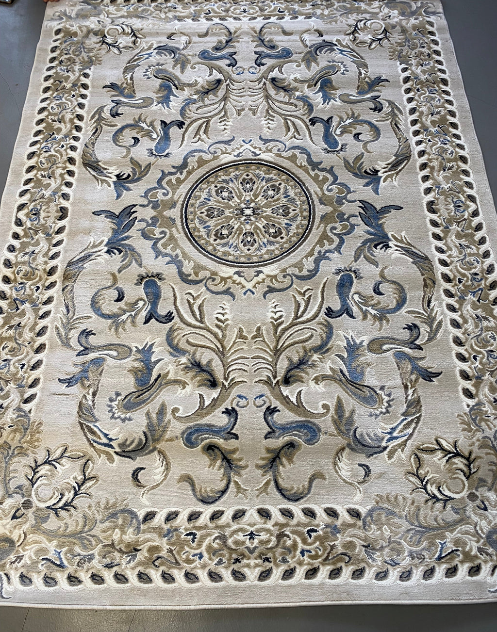 Alfombra Clásica Beige/Azul con Rosetón en Relieve – Tapis Classique Beige/Bleu à Médaillon Sculpté