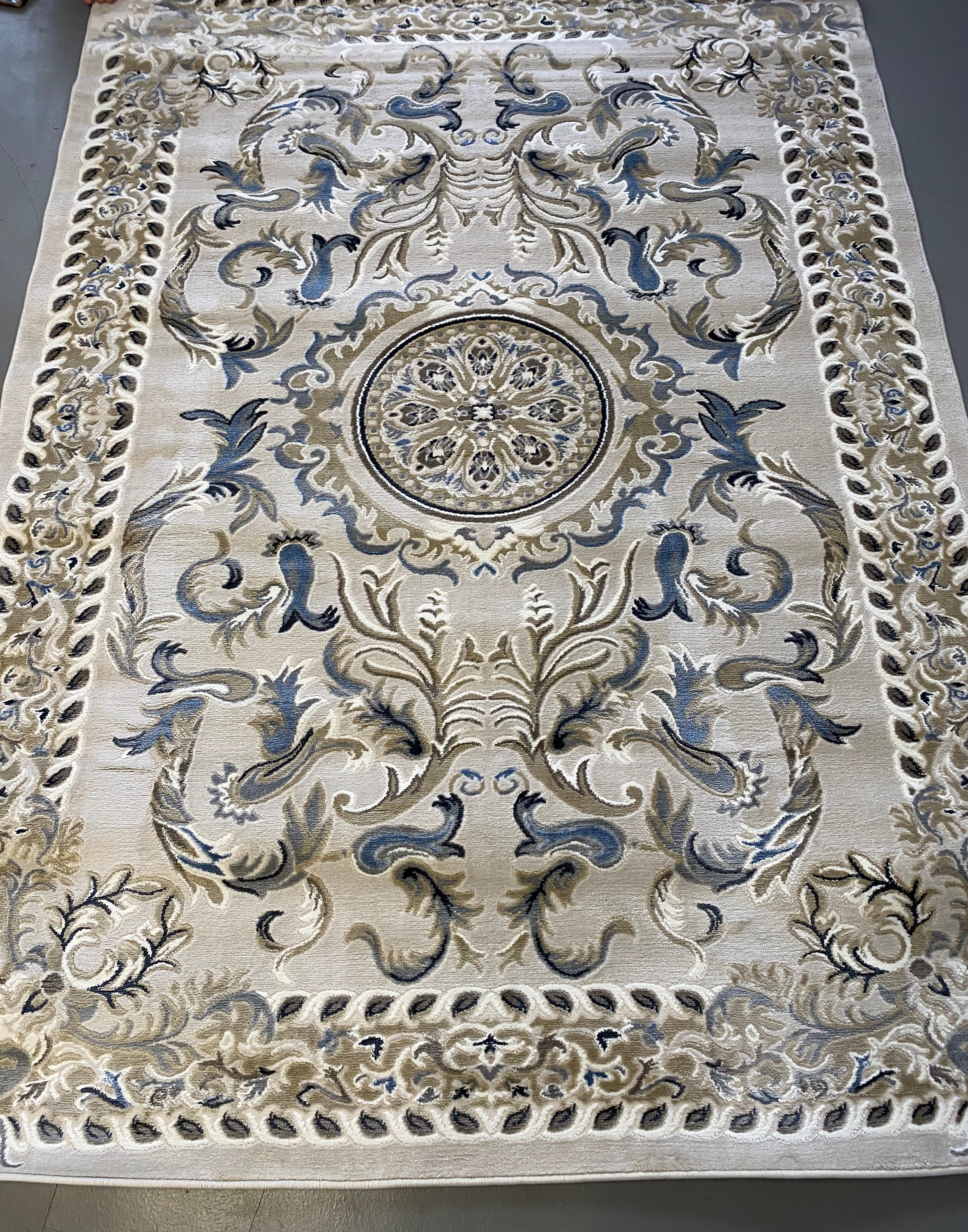 Alfombra Clásica Beige/Azul con Rosetón en Relieve – Tapis Classique Beige/Bleu à Médaillon Sculpté