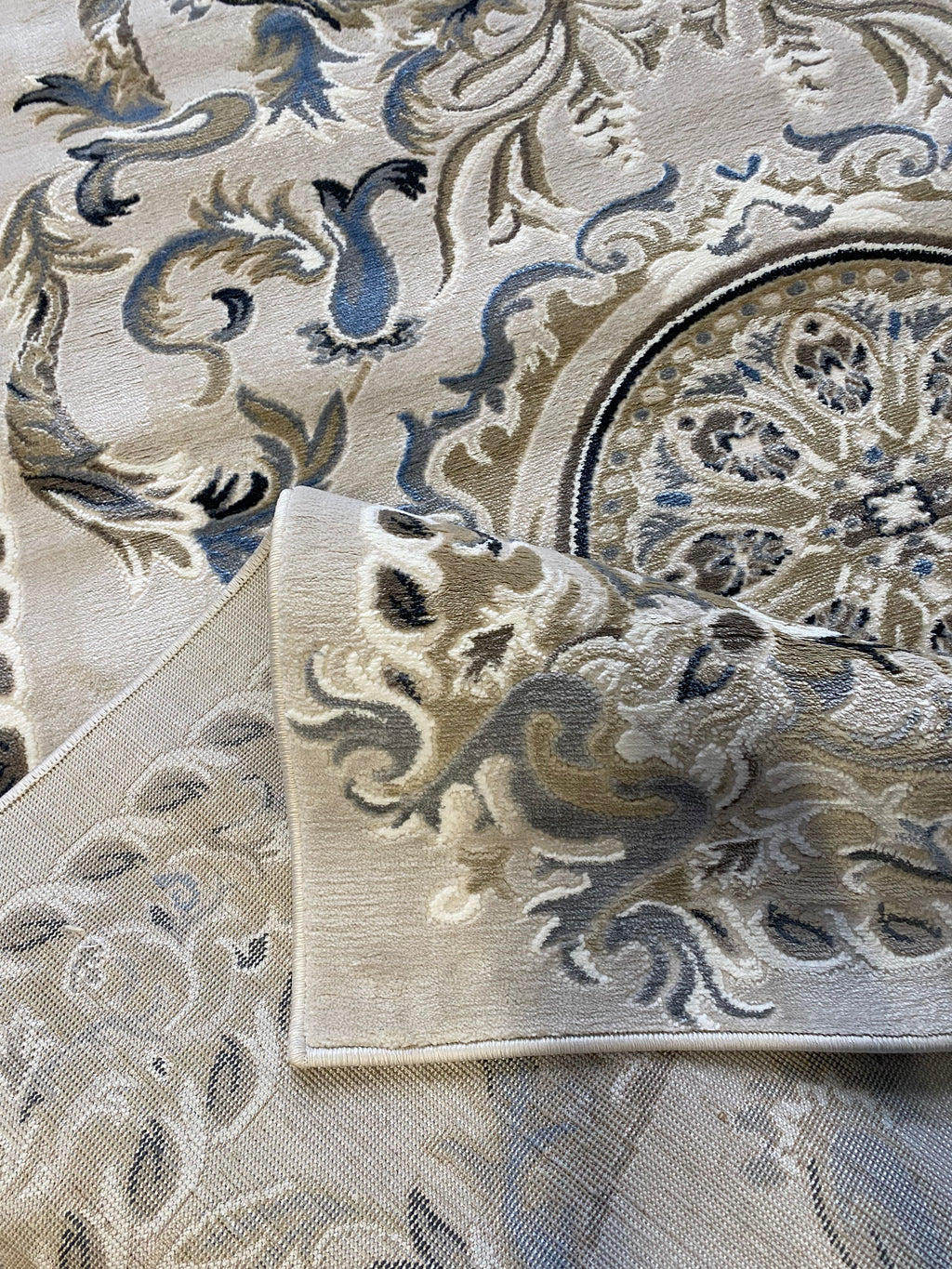 Alfombra Clásica Beige/Azul con Rosetón en Relieve – Tapis Classique Beige/Bleu à Médaillon Sculpté